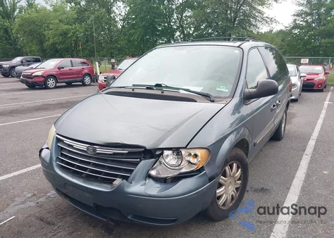 2005 Chrysler Town & Country Touring z USA, uszkodzony, nr VIN 2C8GP54L25R601479